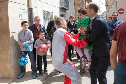 El buen tiempo animó a los habitantes de la localidad ribera a presenciar una representación que se celebra desde el siglo XIX
