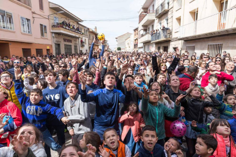 El buen tiempo animó a los habitantes de la localidad ribera a presenciar una representación que se celebra desde el siglo XIX