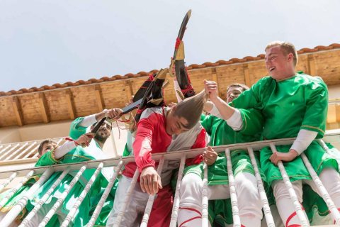 El buen tiempo animó a los habitantes de la localidad ribera a presenciar una representación que se celebra desde el siglo XIX
