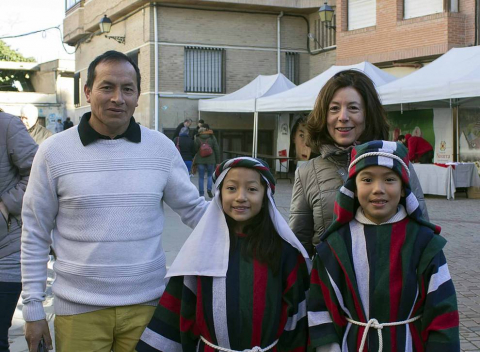 Desde el juicio de Pilatos hasta la crucifixión, Andosilla revive la pasión de Cristo cada Viernes Santo. La escenificación de este episodio bíblico, protagonizado por vecinos de la localidad, es uno de los eventos más interesantes de estas fechas en Navarra. Durante la mañana hubo, además, Mercado hebreo.