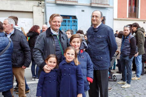 Las calles del casco antiguo de Pamplona acogieron la tarde de Viernes Santo el que está considerado acto más representativo de la Semana Santa en la capital: la procesión del Santo Entierro. Vecinos y visitantes observaron el desfile de los once pasos de la Hermandad de la Pasión y de la querida imagen de La Dolorosa.