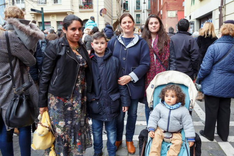 Las calles del casco antiguo de Pamplona acogieron la tarde de Viernes Santo el que está considerado acto más representativo de la Semana Santa en la capital: la procesión del Santo Entierro. Vecinos y visitantes observaron el desfile de los once pasos de la Hermandad de la Pasión y de la querida imagen de La Dolorosa.