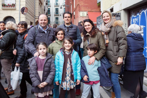 Las calles del casco antiguo de Pamplona acogieron la tarde de Viernes Santo el que está considerado acto más representativo de la Semana Santa en la capital: la procesión del Santo Entierro. Vecinos y visitantes observaron el desfile de los once pasos de la Hermandad de la Pasión y de la querida imagen de La Dolorosa.