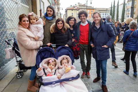 Las calles del casco antiguo de Pamplona acogieron la tarde de Viernes Santo el que está considerado acto más representativo de la Semana Santa en la capital: la procesión del Santo Entierro. Vecinos y visitantes observaron el desfile de los once pasos de la Hermandad de la Pasión y de la querida imagen de La Dolorosa.