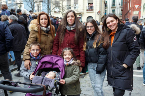 Las calles del casco antiguo de Pamplona acogieron la tarde de Viernes Santo el que está considerado acto más representativo de la Semana Santa en la capital: la procesión del Santo Entierro. Vecinos y visitantes observaron el desfile de los once pasos de la Hermandad de la Pasión y de la querida imagen de La Dolorosa.