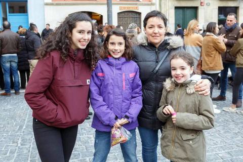 Las calles del casco antiguo de Pamplona acogieron la tarde de Viernes Santo el que está considerado acto más representativo de la Semana Santa en la capital: la procesión del Santo Entierro. Vecinos y visitantes observaron el desfile de los once pasos de la Hermandad de la Pasión y de la querida imagen de La Dolorosa.