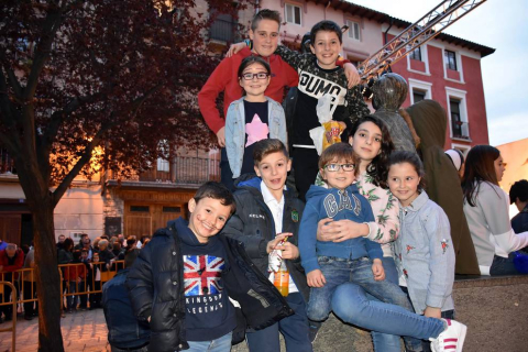 Tudela cuenta con un amplio repertorio de tradiciones alrededor de las fiestas de la Semana Santa. La Bajada del Ángel y el Volatín son las más reconocidas dentro y fuera de la capital ribera, pero también se realizan otras interesantes actividades como la escenificación de la Pasión de Cristo, que se puso en marcha el miércoles 28 de marzo en el escenario preparado para la ocasión en la plaza Mercadal.