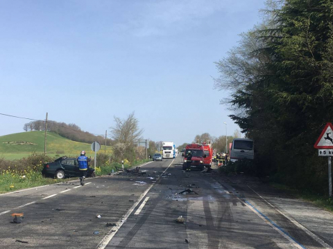 Ha ocurrido este domingo a las 9.36 horas de la mañana. El fallecido, un varón de unos 70 años, conducía el turismo, en el que viajaba solo. El autobús trasladaba a seis pasajeros