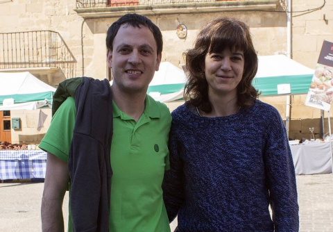 Más de cuatro mil personas visitaron el domingo 6 de mayo Dicastillo para participar en la Feria del Espárrago. Uno de los actos estrella de este evento gastronómico es la degustación de este producto tan navarro, del que se repartieron cerca de 500 kilos. También pudieron catarse diferentes vinos o disfrutar del pacharán, así como aprender algunos trucos gastronómicos gracias a una demostración culinaria.