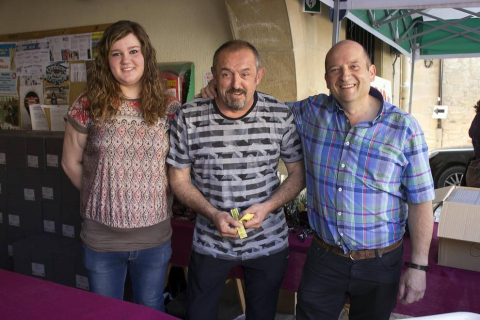 Más de cuatro mil personas visitaron el domingo 6 de mayo Dicastillo para participar en la Feria del Espárrago. Uno de los actos estrella de este evento gastronómico es la degustación de este producto tan navarro, del que se repartieron cerca de 500 kilos. También pudieron catarse diferentes vinos o disfrutar del pacharán, así como aprender algunos trucos gastronómicos gracias a una demostración culinaria.