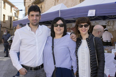 Más de cuatro mil personas visitaron el domingo 6 de mayo Dicastillo para participar en la Feria del Espárrago. Uno de los actos estrella de este evento gastronómico es la degustación de este producto tan navarro, del que se repartieron cerca de 500 kilos. También pudieron catarse diferentes vinos o disfrutar del pacharán, así como aprender algunos trucos gastronómicos gracias a una demostración culinaria.