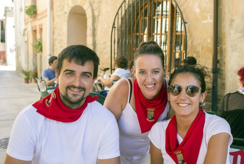 El domingo 2 de septiembre, los vecinos de Dicastillo entonaron el Pobre de mí y dieron cierre a sus fiestas de verano. Para despedir con alegría los festejos, los vecinos se reunieron desde las diez de la mañana en la plaza de los Fueros, para compartir una comida popular en la que el Ayuntamiento puso la carne para los calderetes y las cuadrillas su arte entre fogones.