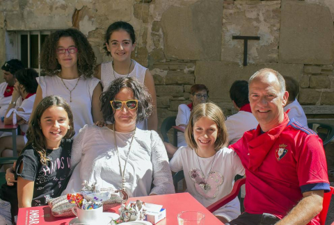 El domingo 2 de septiembre, los vecinos de Dicastillo entonaron el Pobre de mí y dieron cierre a sus fiestas de verano. Para despedir con alegría los festejos, los vecinos se reunieron desde las diez de la mañana en la plaza de los Fueros, para compartir una comida popular en la que el Ayuntamiento puso la carne para los calderetes y las cuadrillas su arte entre fogones.