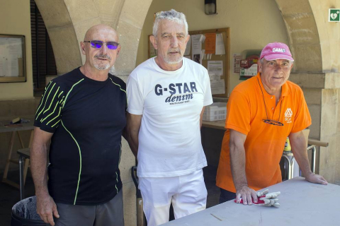 El domingo 2 de septiembre, los vecinos de Dicastillo entonaron el Pobre de mí y dieron cierre a sus fiestas de verano. Para despedir con alegría los festejos, los vecinos se reunieron desde las diez de la mañana en la plaza de los Fueros, para compartir una comida popular en la que el Ayuntamiento puso la carne para los calderetes y las cuadrillas su arte entre fogones.