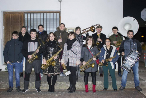 Sus Majestades los Reyes Magos de Oriente hacen grandes esfuerzos cada año para llegar a todos aquellos rincones donde los niños esperen su visita. A Arróniz llegaron la tarde del 5 de enero desde el Trujal Mendía y los vecinos les recibieron con todos los honores, incluida una colección de fuegos artificiales en el parque de La Balsa.