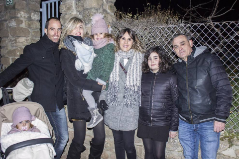 Sus Majestades los Reyes Magos de Oriente hacen grandes esfuerzos cada año para llegar a todos aquellos rincones donde los niños esperen su visita. A Arróniz llegaron la tarde del 5 de enero desde el Trujal Mendía y los vecinos les recibieron con todos los honores, incluida una colección de fuegos artificiales en el parque de La Balsa.