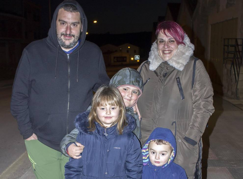 Sus Majestades los Reyes Magos de Oriente hacen grandes esfuerzos cada año para llegar a todos aquellos rincones donde los niños esperen su visita. A Arróniz llegaron la tarde del 5 de enero desde el Trujal Mendía y los vecinos les recibieron con todos los honores, incluida una colección de fuegos artificiales en el parque de La Balsa.