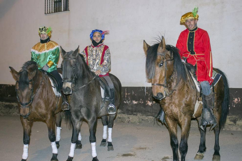 Sus Majestades los Reyes Magos de Oriente hacen grandes esfuerzos cada año para llegar a todos aquellos rincones donde los niños esperen su visita. A Arróniz llegaron la tarde del 5 de enero desde el Trujal Mendía y los vecinos les recibieron con todos los honores, incluida una colección de fuegos artificiales en el parque de La Balsa.