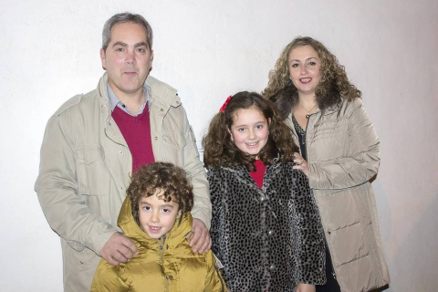 Sus Majestades los Reyes Magos de Oriente hacen grandes esfuerzos cada año para llegar a todos aquellos rincones donde los niños esperen su visita. A Arróniz llegaron la tarde del 5 de enero desde el Trujal Mendía y los vecinos les recibieron con todos los honores, incluida una colección de fuegos artificiales en el parque de La Balsa.