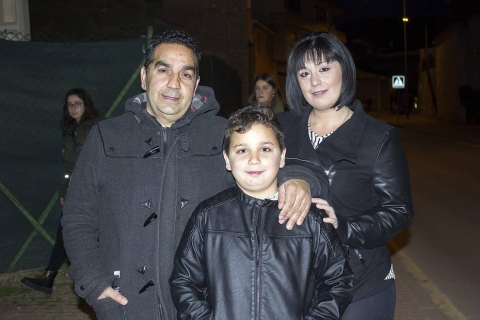 Sus Majestades los Reyes Magos de Oriente hacen grandes esfuerzos cada año para llegar a todos aquellos rincones donde los niños esperen su visita. A Arróniz llegaron la tarde del 5 de enero desde el Trujal Mendía y los vecinos les recibieron con todos los honores, incluida una colección de fuegos artificiales en el parque de La Balsa.