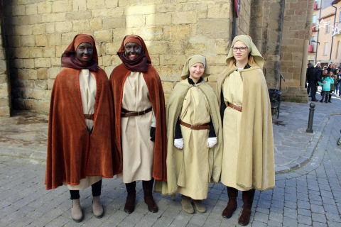 Cada 6 de enero, tres reyes llegados desde Oriente visitan Sangüesa guiados por una estrella muy especial. El palacio Príncipe de Viana, el Ayuntamiento o el palacio de Vallesantoro se convierten en magníficos escenarios para recibir a los monarcas. Se trata del Auto de los Reyes Magos, un teatro escenificado al aire libre escrito en verso en el año 1900 y que es hoy uno de los principales acontecimientos de la Navidad en Navarra.