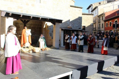 Cada 6 de enero, tres reyes llegados desde Oriente visitan Sangüesa guiados por una estrella muy especial. El palacio Príncipe de Viana, el Ayuntamiento o el palacio de Vallesantoro se convierten en magníficos escenarios para recibir a los monarcas. Se trata del Auto de los Reyes Magos, un teatro escenificado al aire libre escrito en verso en el año 1900 y que es hoy uno de los principales acontecimientos de la Navidad en Navarra.