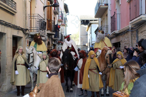 Cada 6 de enero, tres reyes llegados desde Oriente visitan Sangüesa guiados por una estrella muy especial. El palacio Príncipe de Viana, el Ayuntamiento o el palacio de Vallesantoro se convierten en magníficos escenarios para recibir a los monarcas. Se trata del Auto de los Reyes Magos, un teatro escenificado al aire libre escrito en verso en el año 1900 y que es hoy uno de los principales acontecimientos de la Navidad en Navarra.