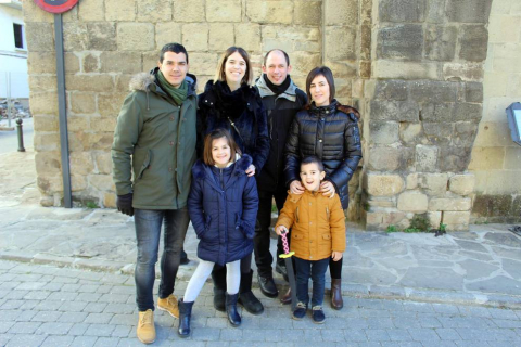 Cada 6 de enero, tres reyes llegados desde Oriente visitan Sangüesa guiados por una estrella muy especial. El palacio Príncipe de Viana, el Ayuntamiento o el palacio de Vallesantoro se convierten en magníficos escenarios para recibir a los monarcas. Se trata del Auto de los Reyes Magos, un teatro escenificado al aire libre escrito en verso en el año 1900 y que es hoy uno de los principales acontecimientos de la Navidad en Navarra.