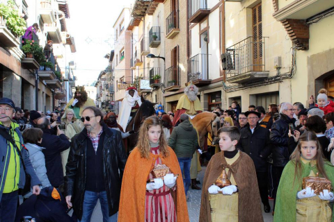 Cada 6 de enero, tres reyes llegados desde Oriente visitan Sangüesa guiados por una estrella muy especial. El palacio Príncipe de Viana, el Ayuntamiento o el palacio de Vallesantoro se convierten en magníficos escenarios para recibir a los monarcas. Se trata del Auto de los Reyes Magos, un teatro escenificado al aire libre escrito en verso en el año 1900 y que es hoy uno de los principales acontecimientos de la Navidad en Navarra.