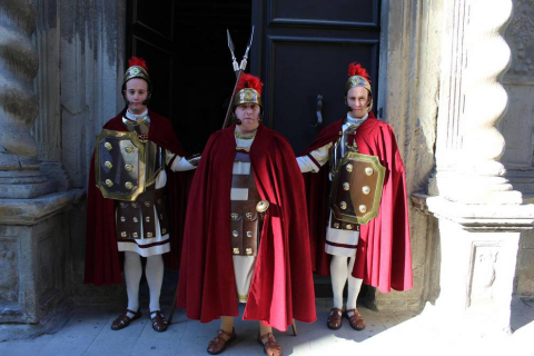 Cada 6 de enero, tres reyes llegados desde Oriente visitan Sangüesa guiados por una estrella muy especial. El palacio Príncipe de Viana, el Ayuntamiento o el palacio de Vallesantoro se convierten en magníficos escenarios para recibir a los monarcas. Se trata del Auto de los Reyes Magos, un teatro escenificado al aire libre escrito en verso en el año 1900 y que es hoy uno de los principales acontecimientos de la Navidad en Navarra.