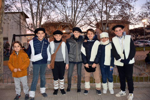 Un desfile con once carrozas y la participación de cerca de 800 personas convirtió las calles de Tudela en una fiesta durante la noche de Reyes. No faltó la animación del Grupo Municipal de Danzas, los Gaiteros de Tudela, la Banda de Cornetas y Tambores de Murchante, el Grupo de Txistularis de Tudela, la Agrupación Histórica del Centro Cultural Miguel Sánchez Montes y la Banda de Música de la ciudad.