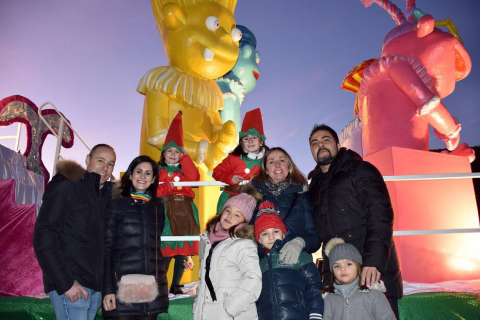 Un desfile con once carrozas y la participación de cerca de 800 personas convirtió las calles de Tudela en una fiesta durante la noche de Reyes. No faltó la animación del Grupo Municipal de Danzas, los Gaiteros de Tudela, la Banda de Cornetas y Tambores de Murchante, el Grupo de Txistularis de Tudela, la Agrupación Histórica del Centro Cultural Miguel Sánchez Montes y la Banda de Música de la ciudad.