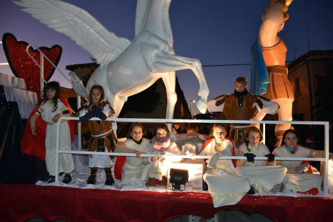 Un desfile con once carrozas y la participación de cerca de 800 personas convirtió las calles de Tudela en una fiesta durante la noche de Reyes. No faltó la animación del Grupo Municipal de Danzas, los Gaiteros de Tudela, la Banda de Cornetas y Tambores de Murchante, el Grupo de Txistularis de Tudela, la Agrupación Histórica del Centro Cultural Miguel Sánchez Montes y la Banda de Música de la ciudad.
