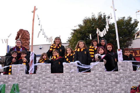 Un desfile con once carrozas y la participación de cerca de 800 personas convirtió las calles de Tudela en una fiesta durante la noche de Reyes. No faltó la animación del Grupo Municipal de Danzas, los Gaiteros de Tudela, la Banda de Cornetas y Tambores de Murchante, el Grupo de Txistularis de Tudela, la Agrupación Histórica del Centro Cultural Miguel Sánchez Montes y la Banda de Música de la ciudad.