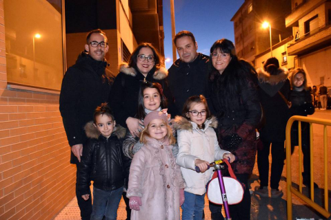 Un desfile con once carrozas y la participación de cerca de 800 personas convirtió las calles de Tudela en una fiesta durante la noche de Reyes. No faltó la animación del Grupo Municipal de Danzas, los Gaiteros de Tudela, la Banda de Cornetas y Tambores de Murchante, el Grupo de Txistularis de Tudela, la Agrupación Histórica del Centro Cultural Miguel Sánchez Montes y la Banda de Música de la ciudad.