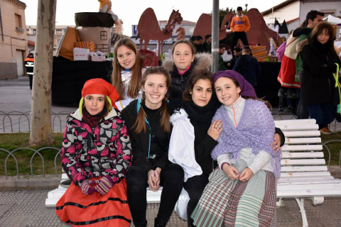 Un desfile con once carrozas y la participación de cerca de 800 personas convirtió las calles de Tudela en una fiesta durante la noche de Reyes. No faltó la animación del Grupo Municipal de Danzas, los Gaiteros de Tudela, la Banda de Cornetas y Tambores de Murchante, el Grupo de Txistularis de Tudela, la Agrupación Histórica del Centro Cultural Miguel Sánchez Montes y la Banda de Música de la ciudad.