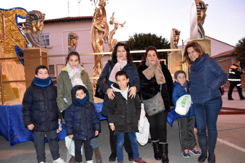 Un desfile con once carrozas y la participación de cerca de 800 personas convirtió las calles de Tudela en una fiesta durante la noche de Reyes. No faltó la animación del Grupo Municipal de Danzas, los Gaiteros de Tudela, la Banda de Cornetas y Tambores de Murchante, el Grupo de Txistularis de Tudela, la Agrupación Histórica del Centro Cultural Miguel Sánchez Montes y la Banda de Música de la ciudad.