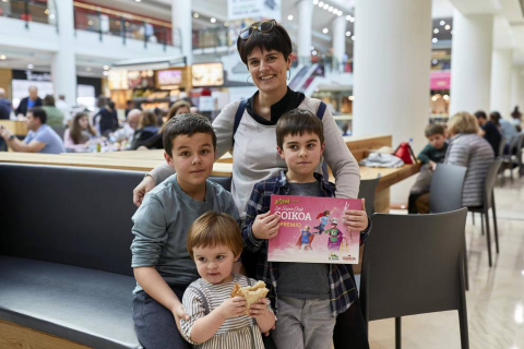 El sábado 16 de marzo, en el centro comercial La Morea, se celebró un original evento gastronómico gracias a embutidos Goikoa. De la mano Dani, de MasterChef junior, los pequeños de la casa participaron en el reto 'Bocata Power de Goikoa', en el que se propuso crear el bocadillo más sabroso y original de la jornada.
