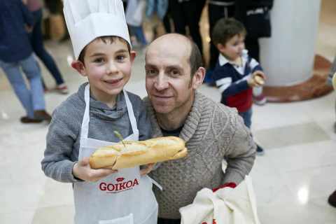 El sábado 16 de marzo, en el centro comercial La Morea, se celebró un original evento gastronómico gracias a embutidos Goikoa. De la mano Dani, de MasterChef junior, los pequeños de la casa participaron en el reto 'Bocata Power de Goikoa', en el que se propuso crear el bocadillo más sabroso y original de la jornada.