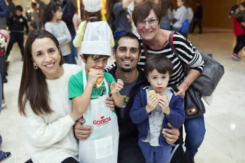 El sábado 16 de marzo, en el centro comercial La Morea, se celebró un original evento gastronómico gracias a embutidos Goikoa. De la mano Dani, de MasterChef junior, los pequeños de la casa participaron en el reto 'Bocata Power de Goikoa', en el que se propuso crear el bocadillo más sabroso y original de la jornada.
