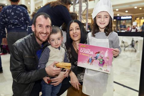 El sábado 16 de marzo, en el centro comercial La Morea, se celebró un original evento gastronómico gracias a embutidos Goikoa. De la mano Dani, de MasterChef junior, los pequeños de la casa participaron en el reto 'Bocata Power de Goikoa', en el que se propuso crear el bocadillo más sabroso y original de la jornada.