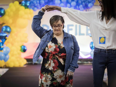 La Morea acogió el desfile de moda inclusiva que impulsa la Asociación Síndrome de Down en su octava edición. Participaron 50 modelos de todas las edades con síndrome de Down de la Agencia de Modelos DejaVú.