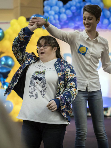 La Morea acogió el desfile de moda inclusiva que impulsa la Asociación Síndrome de Down en su octava edición. Participaron 50 modelos de todas las edades con síndrome de Down de la Agencia de Modelos DejaVú.