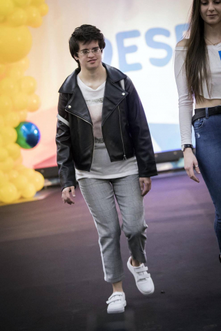 La Morea acogió el desfile de moda inclusiva que impulsa la Asociación Síndrome de Down en su octava edición. Participaron 50 modelos de todas las edades con síndrome de Down de la Agencia de Modelos DejaVú.