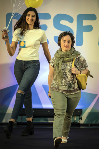 La Morea acogió el desfile de moda inclusiva que impulsa la Asociación Síndrome de Down en su octava edición. Participaron 50 modelos de todas las edades con síndrome de Down de la Agencia de Modelos DejaVú.