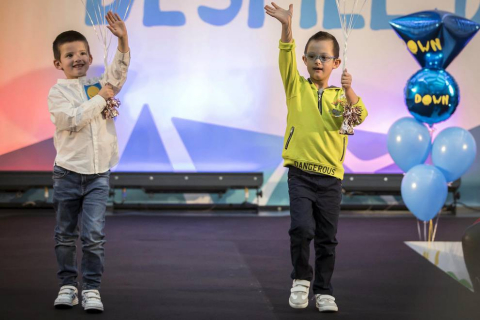 La Morea acogió el desfile de moda inclusiva que impulsa la Asociación Síndrome de Down en su octava edición. Participaron 50 modelos de todas las edades con síndrome de Down de la Agencia de Modelos DejaVú.