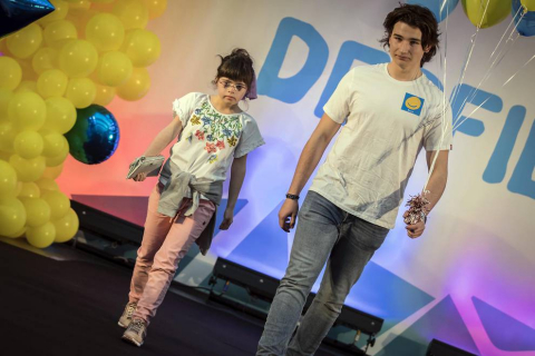 La Morea acogió el desfile de moda inclusiva que impulsa la Asociación Síndrome de Down en su octava edición. Participaron 50 modelos de todas las edades con síndrome de Down de la Agencia de Modelos DejaVú.
