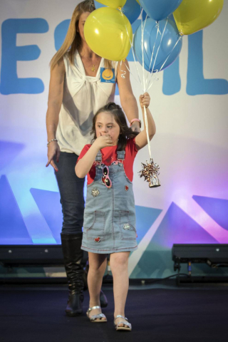 La Morea acogió el desfile de moda inclusiva que impulsa la Asociación Síndrome de Down en su octava edición. Participaron 50 modelos de todas las edades con síndrome de Down de la Agencia de Modelos DejaVú.
