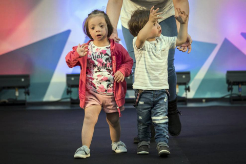 La Morea acogió el desfile de moda inclusiva que impulsa la Asociación Síndrome de Down en su octava edición. Participaron 50 modelos de todas las edades con síndrome de Down de la Agencia de Modelos DejaVú.