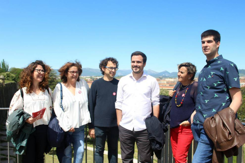 El líder de IU, Alberto Garzón, ha visitado Pamplona este miércoles y ha participado en la rueda de prensa junto a los candidatos de Izquierda Ezkerra